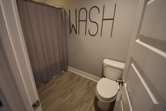 Building Photo - Luxurious 4 Bedroom 2.5 Bathroom in the Heart of Fayetteville, Arkansas!!