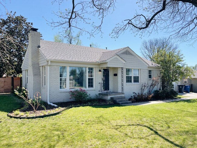 Building Photo - Adorable Midtown Tulsa Bungalow