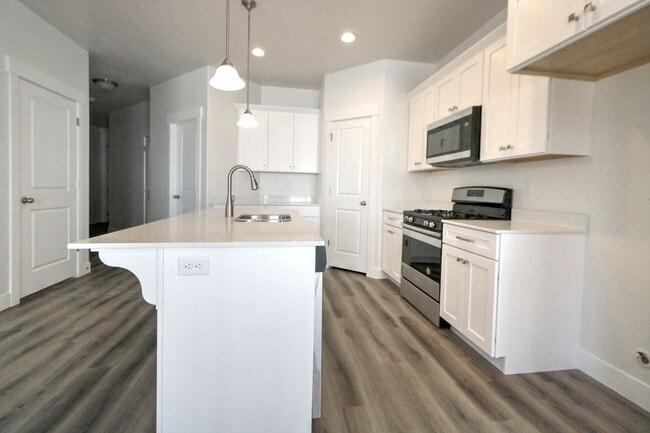 Building Photo - 4 Bedroom 3 Bathroom Townhome in Lehi!