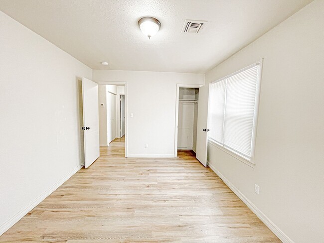 Building Photo - MOVE IN READY! Updated 2 Bed - 1 Bath NW OKC!