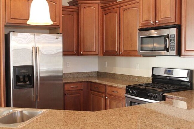 Building Photo - Beautiful 4 Bedroom in Lyons Gate!