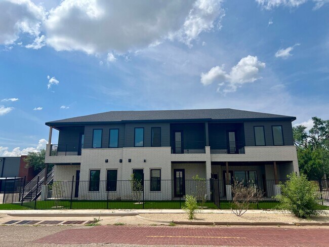 Building Photo - The Court At Overton