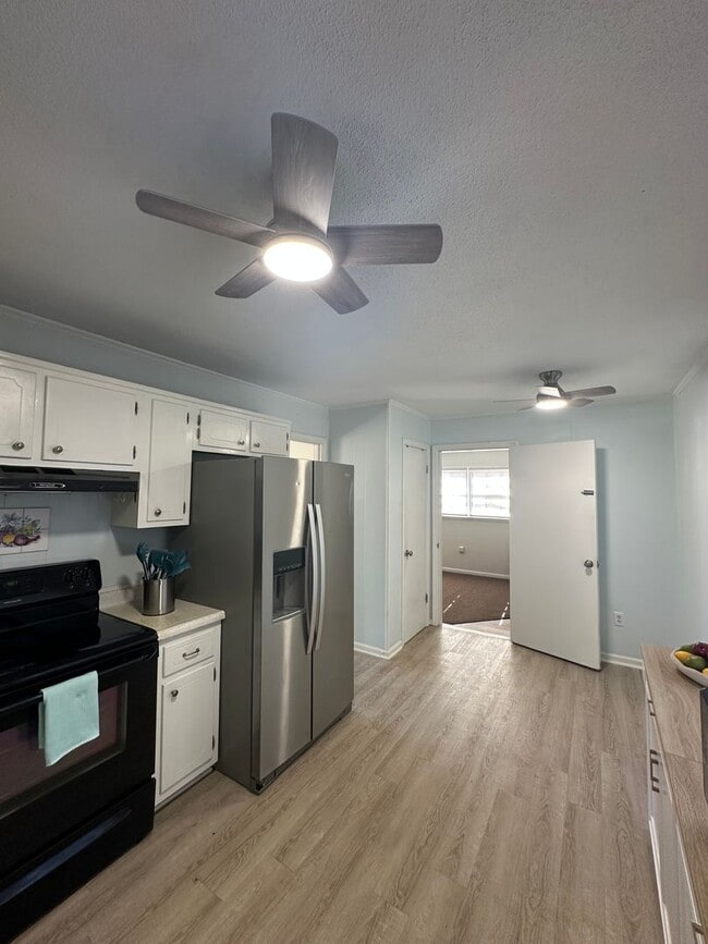 Building Photo - 3 bedroom home near Wire Park