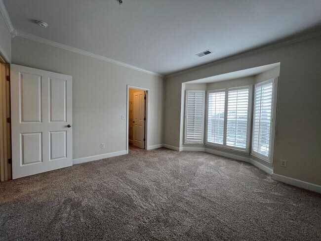 Building Photo - 2 bed 2 bath Lenox village condo