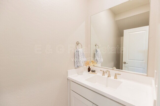 Building Photo - 3726 E Flower St