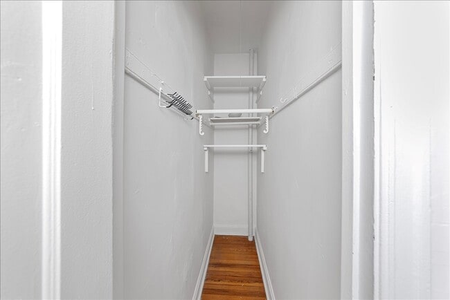 Building Photo - 1353 W Catalpa Ave