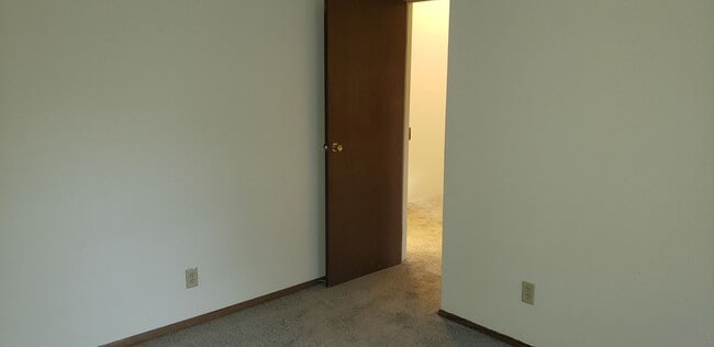 Building Photo - 3 BEDROOOM/1.5 BATH TOWNHOUSE