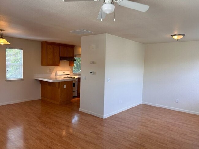 Building Photo - 1 Bedroom 1 Bath Granny Unit Santa Rosa
