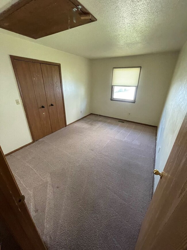Building Photo - Bev House - 4 Bedroom, 1.5 Bath House - Av...