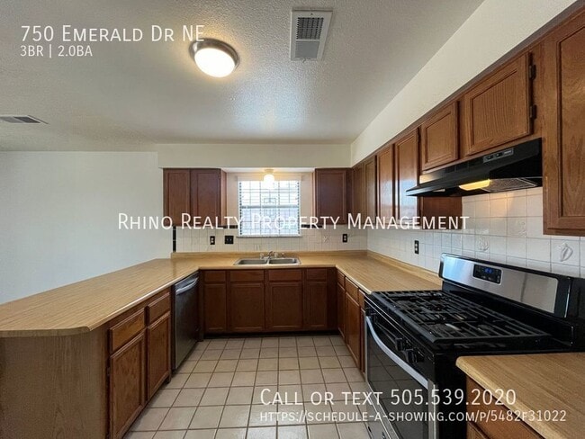 Building Photo - 750 Emerald Dr NE