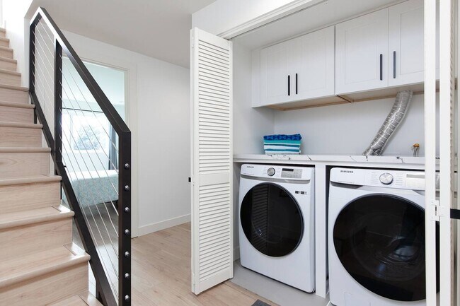 Building Photo - 825 Island Ct