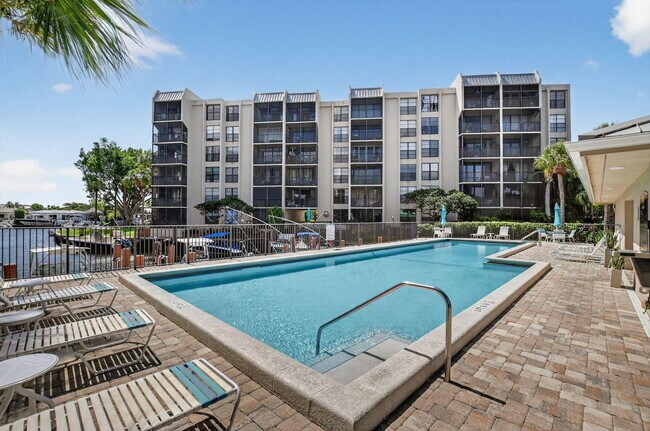 Building Photo - 15 Royal Palm Way