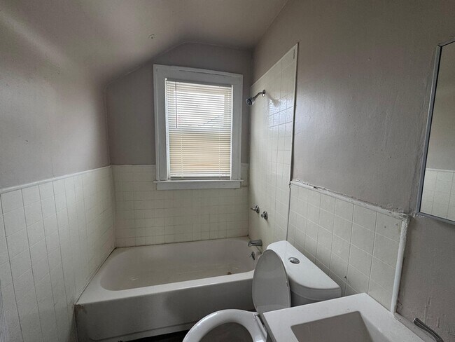 Building Photo - 15823 Princeton St