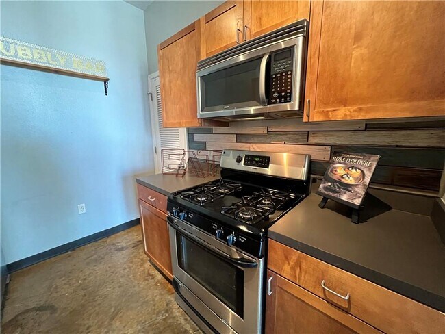 Building Photo - 2401 E 6th St