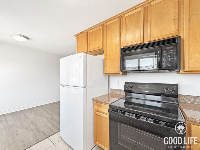 Building Photo - Beautiful 1BD/1BA W/ Reserved Parking and In-Unit Laundry in North Park!