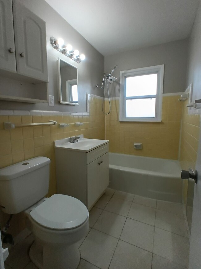 Building Photo - Cute 3 Bed or 2 bed and office