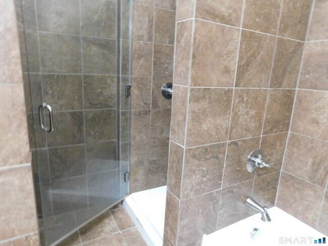 Building Photo - 153 Bank St