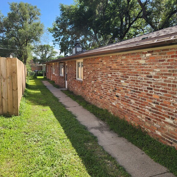 Building Photo - 127 B St
