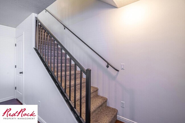 Building Photo - DOG-FRIENDLY 3 Bedroom Townhome with INTERNET INCLUDED!