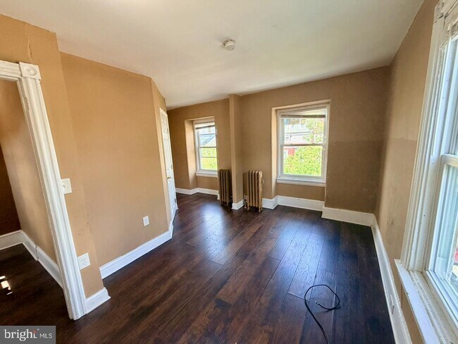 Building Photo - 400 W 3rd St