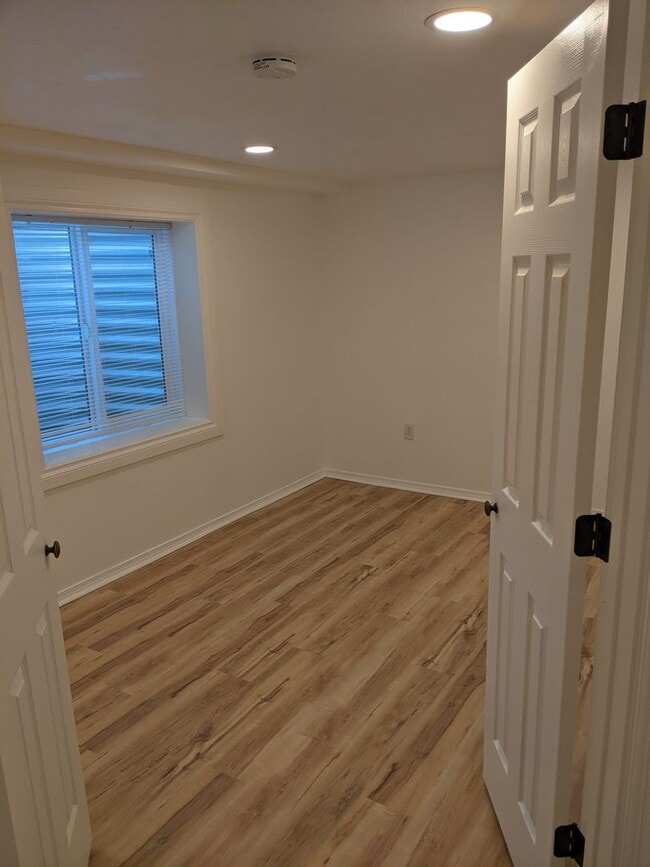 Building Photo - Large and recently remodeled 5 bedroom wit...