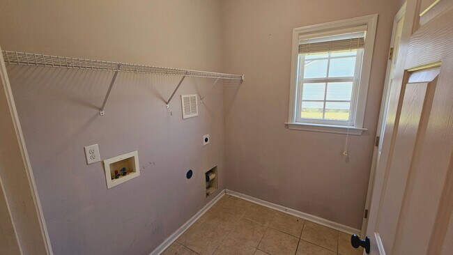 Building Photo - Prestigious 3 Bedroom Home!!!