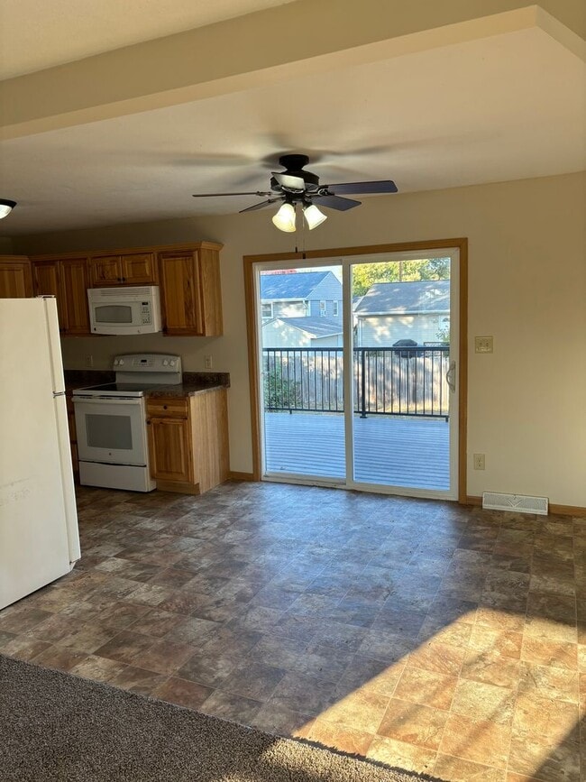 Building Photo - 3 Bedroom, 3.5 Bath w/Garage Single Family Home in Camanche, IA