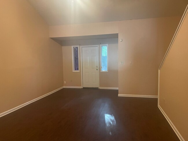 Building Photo - Cozy 2 bedroom/2 bathroom townhome