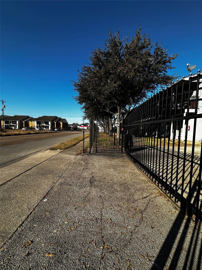 Building Photo - 7201 Hallshire Dr