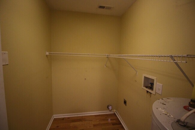 Building Photo - West AVL - Great apartment close to all th...