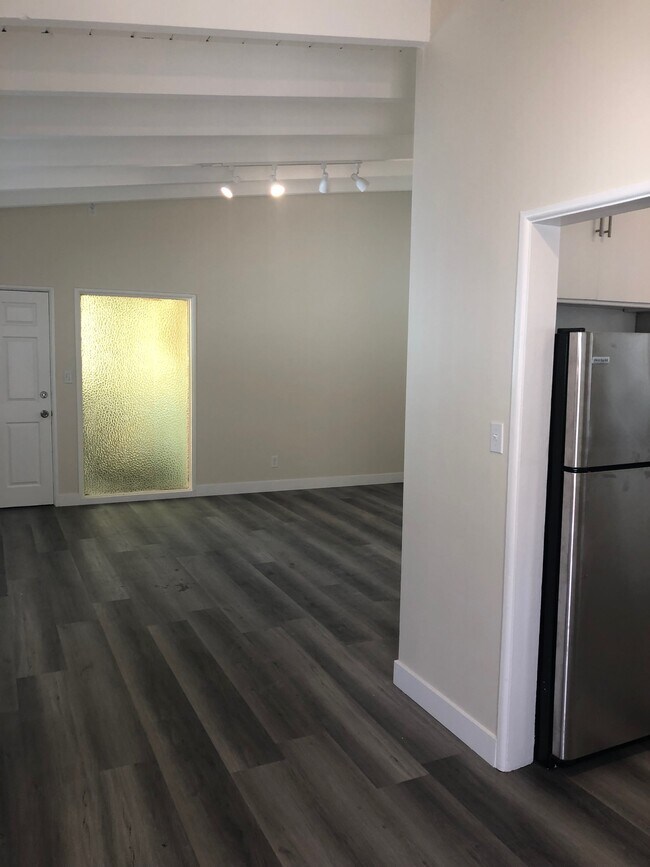 Building Photo - 801 N Eucalyptus Ave