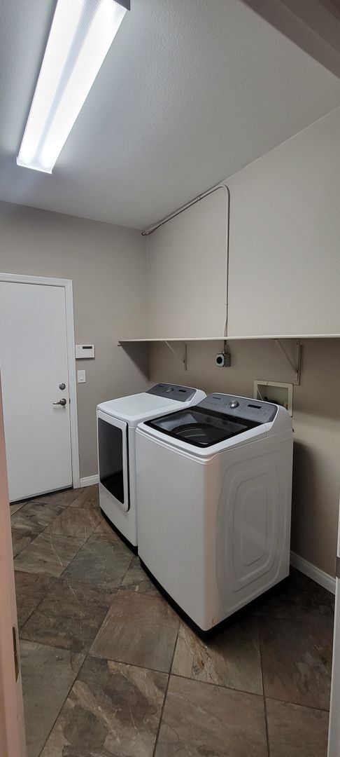 Building Photo - 4BDR/ 3BTH Lone Mountain Home Available Fo...