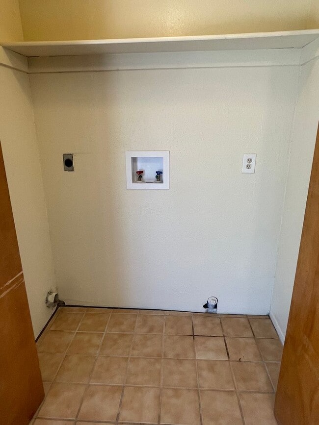 Building Photo - 3 Bed 2 Bath Contact Property Pros Realty ...
