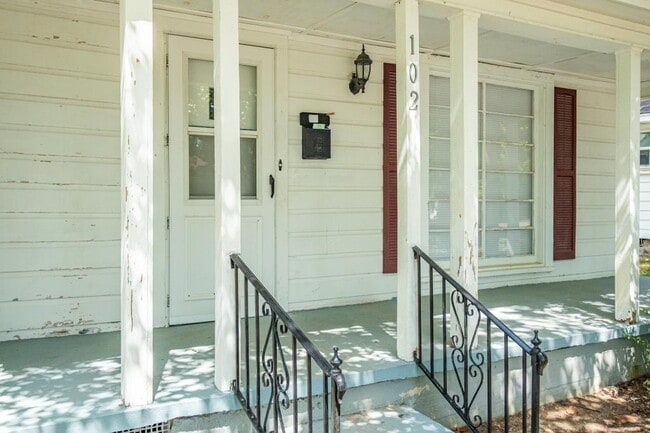 Building Photo - 102 Chitwood St