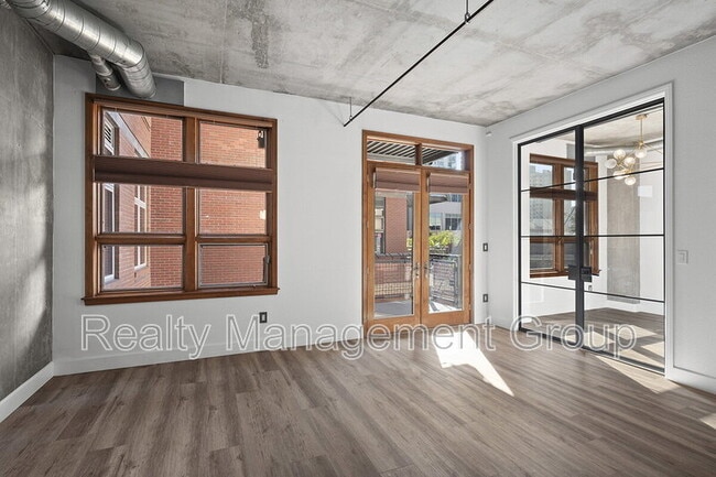 Building Photo - 877 Island Ave