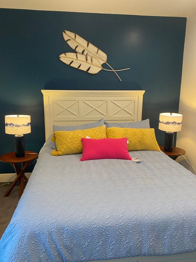 bed room with office area - 727 Esplanade