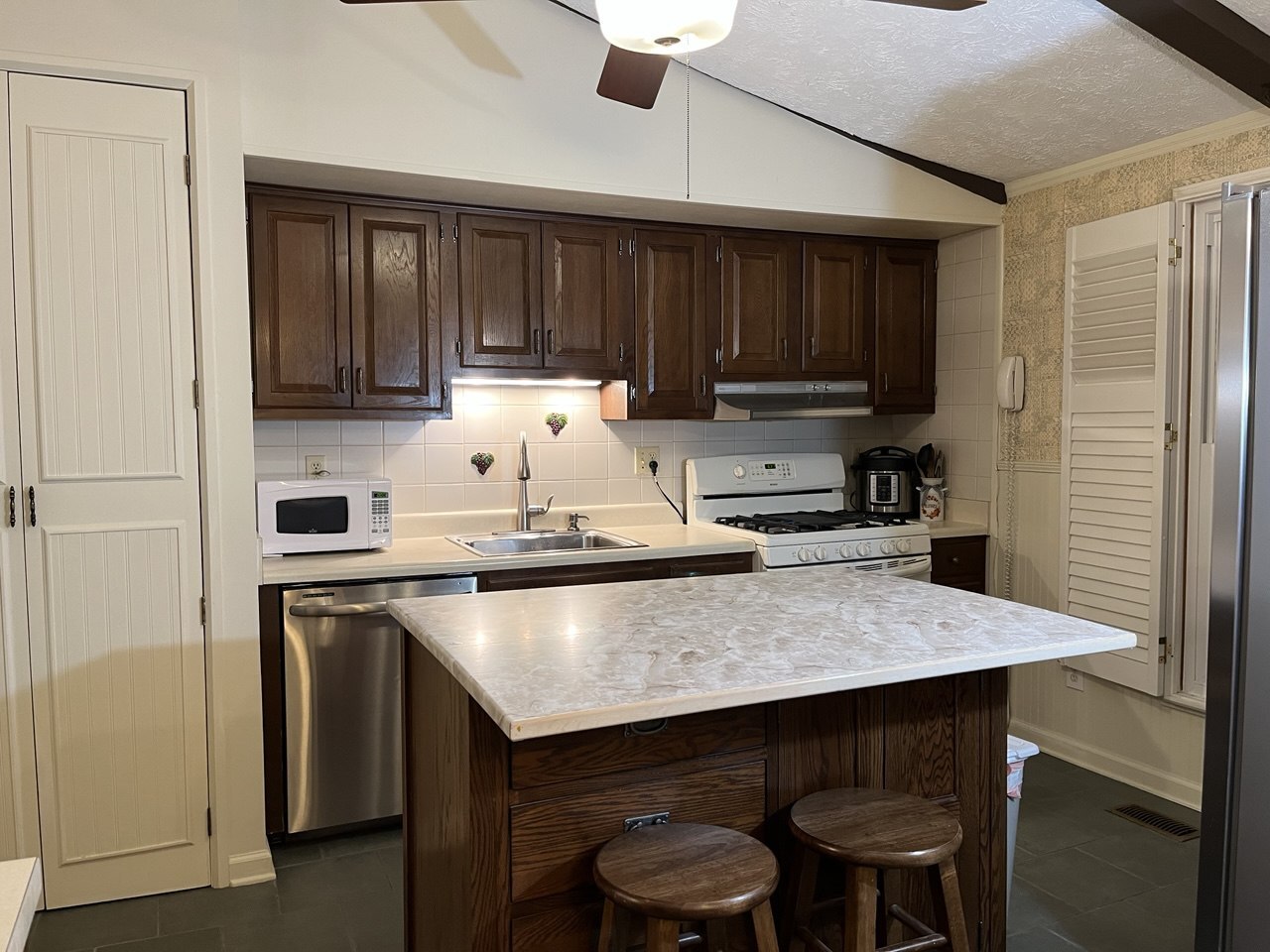 Building Photo - 210 Pinehurst Ln