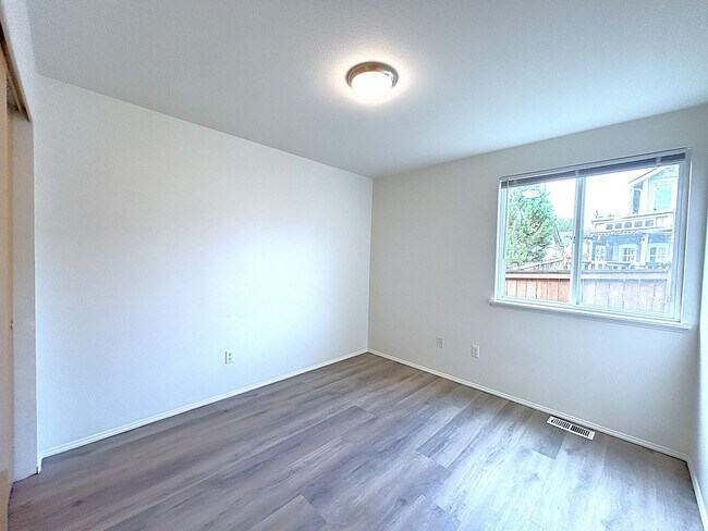 Building Photo - 3 bedroom Rambler in Browns point