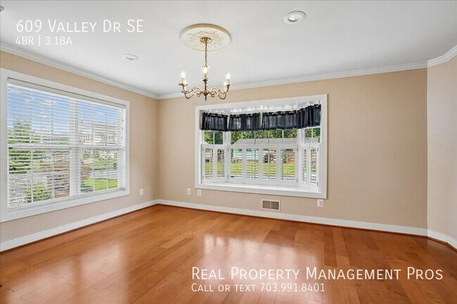 Building Photo - 609 Valley Dr SE