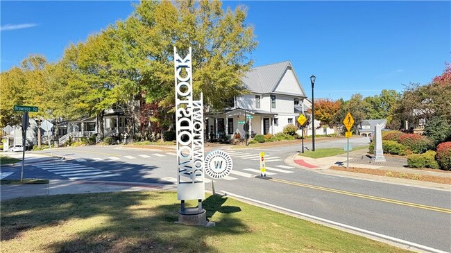 Building Photo - 813 Atkins Ln