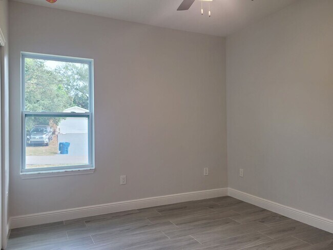 Building Photo - 4 Bedrooms and 2 Bathrooms