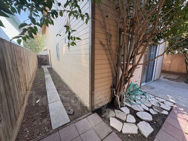 Building Photo - 2408 W Packwood Dr