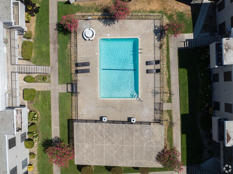 Building Photo - Iron Horse Apartments