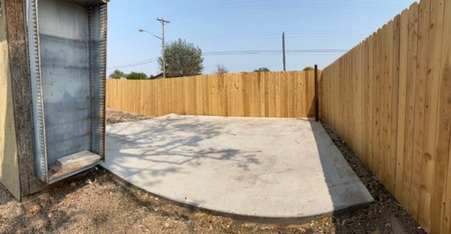 Building Photo - Large Three Bedroom Home