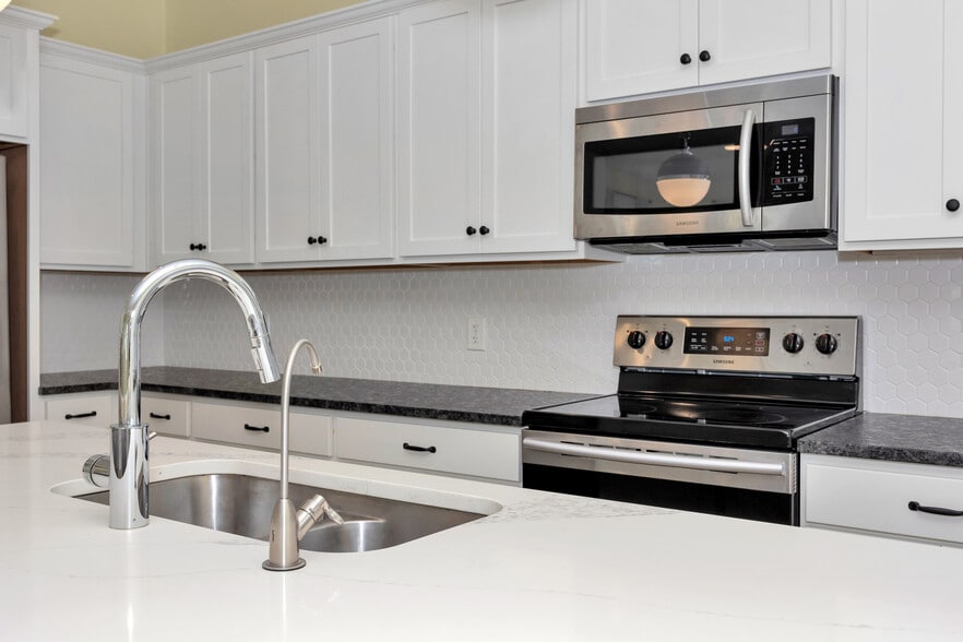 Building Photo - 2907 8th Ave SW