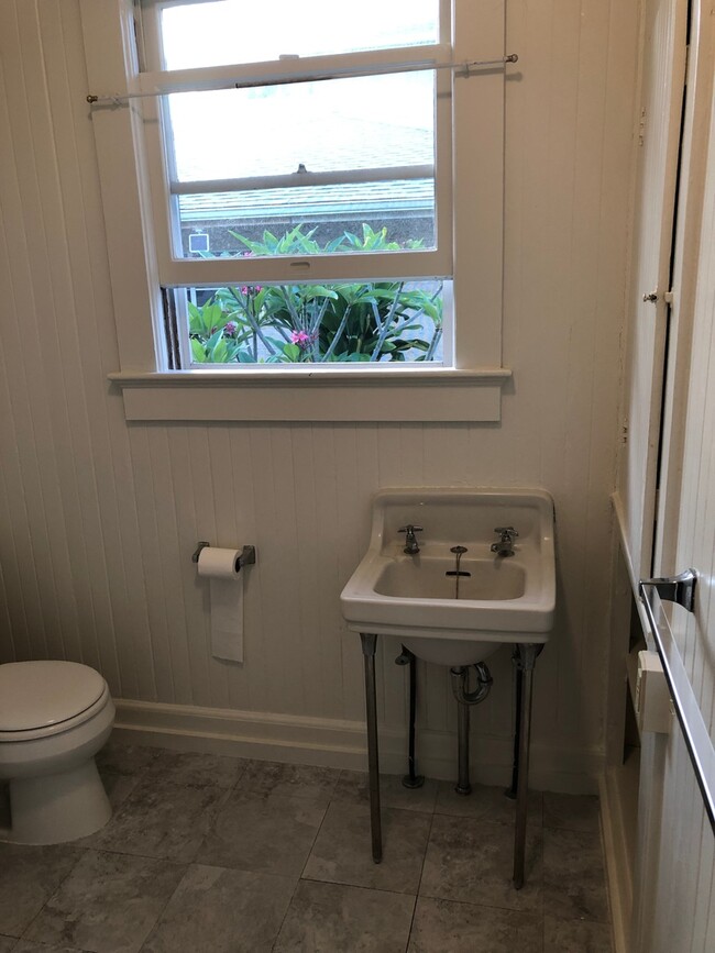 Building Photo - Charming Studio w/ Full Kitchen in Kaimuki!