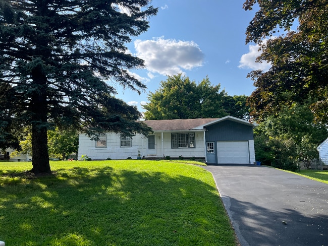 Building Photo - 215 Mystic Ln