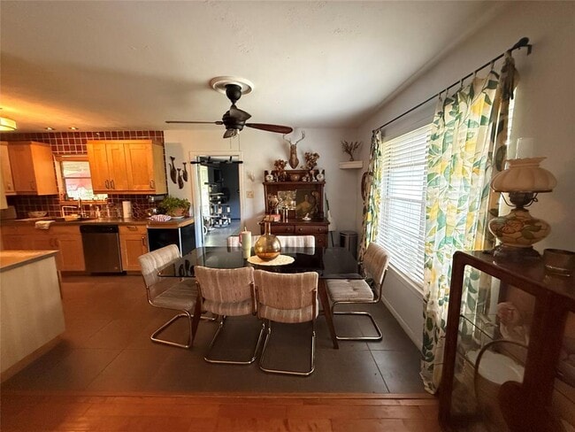 Building Photo - 1205 Fieldcrest Dr