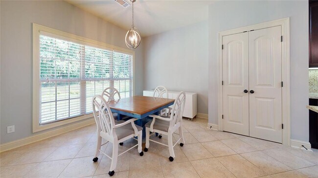 Building Photo - 9131 Thetford Way