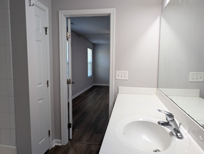 Building Photo - Beautiful 4 bed, 2.5 bath home in Indian T...